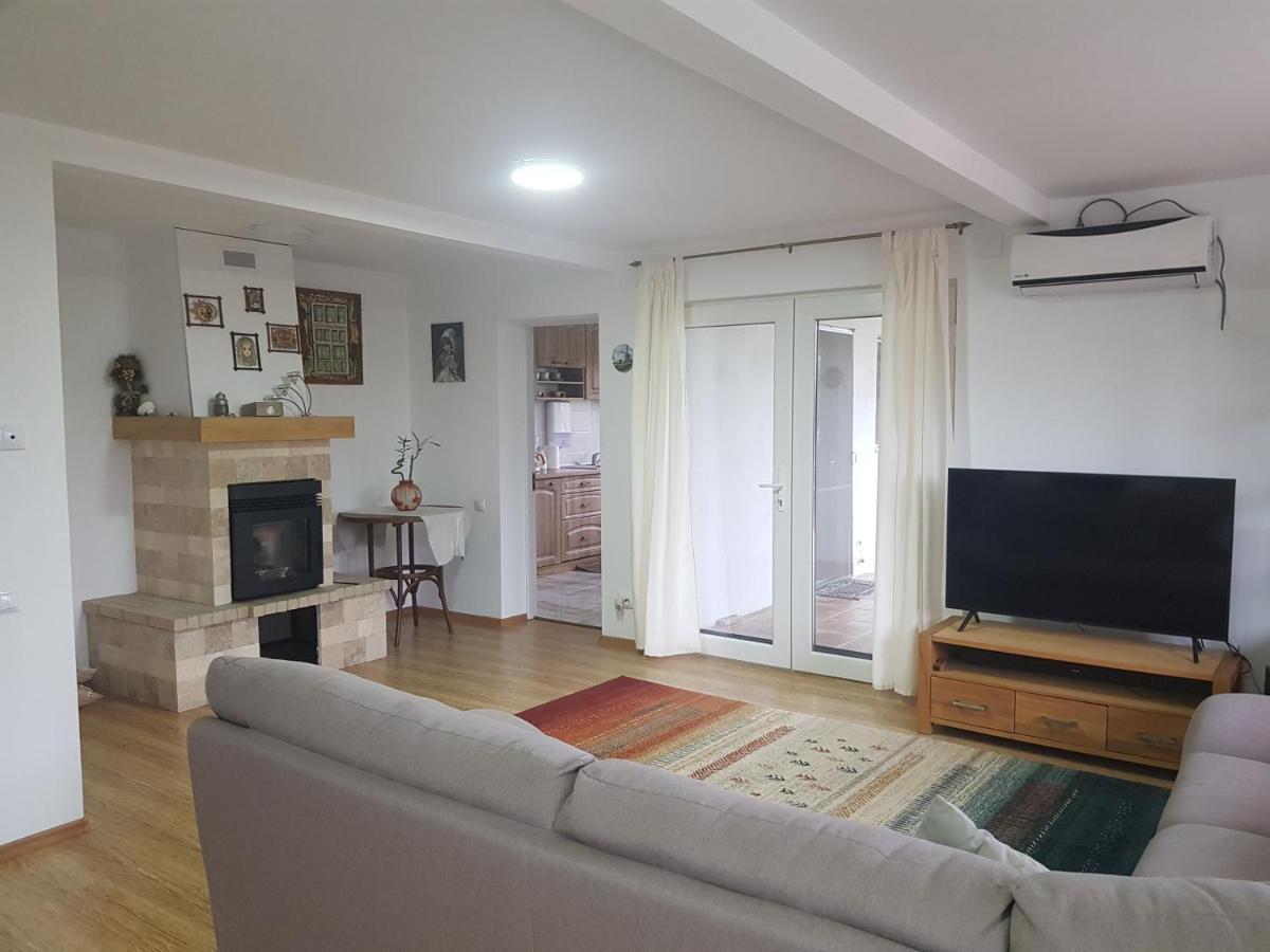 Casa Elis Piscina, Jacuzzy , Sauna, Ciubar Merei المظهر الخارجي الصورة